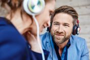 Ein Mann und eine Frau hören entspannt Musik mit Kopfhörer. Aussagen rund ums Hören gibt es viele. Welche sind wahr?